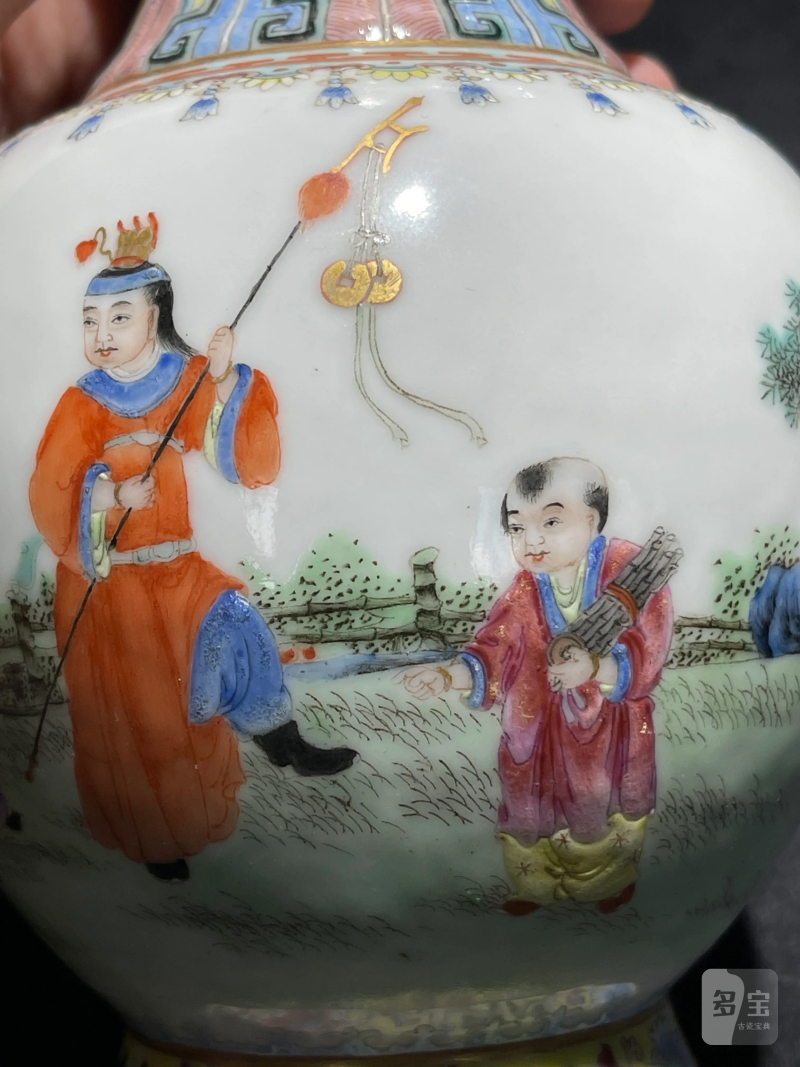 民国 粉彩婴戏纹双耳瓶一对 - 图6